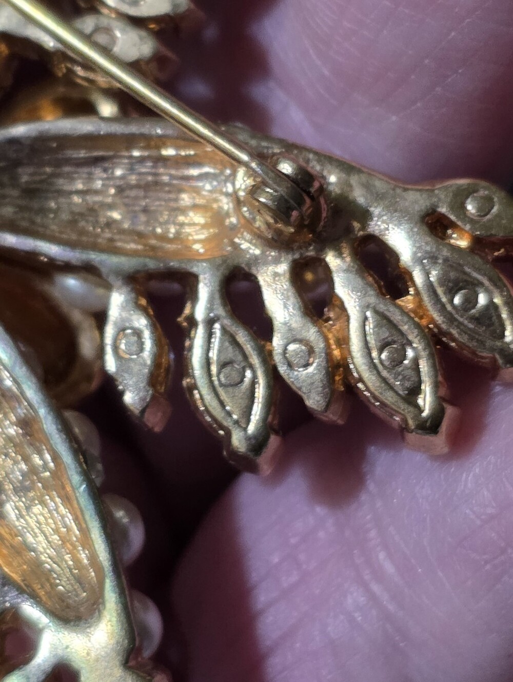 Beautiful Rhinestone/Pearl Brooch - Picture 7 of 9